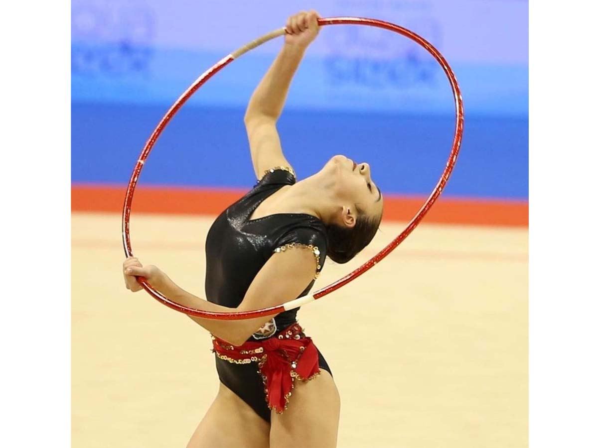 Азербайджанская гимнастка представила упражнение с обручем в рамках соревнований на Олимпиаде в Токио
