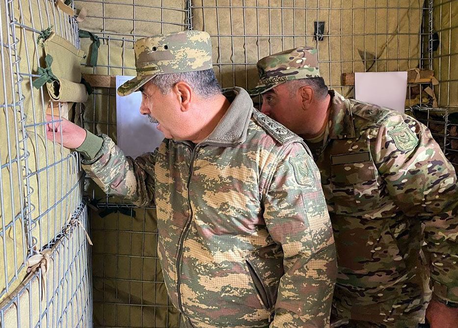 Министр обороны Азербайджана встретился с личным составом, несущим боевое дежурство в Кельбаджарском районе (ФОТО/ВИДЕО)