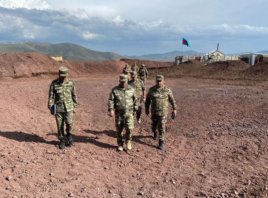 Министр обороны Азербайджана встретился с личным составом, несущим боевое дежурство в Кельбаджарском районе (ФОТО/ВИДЕО)