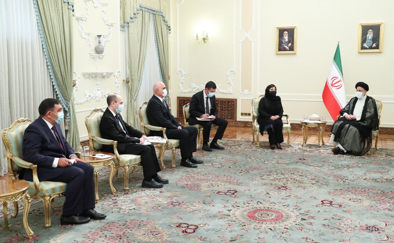İranın yeni prezidenti Azərbaycan nümayəndə heyəti ilə görüşüb