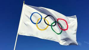 Пилоты совершили облет Эйфелевой башни в честь передачи Парижу флага Олимпиады