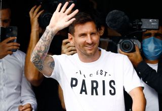 Lionel Messi signs contract with Paris Saint-Germain
