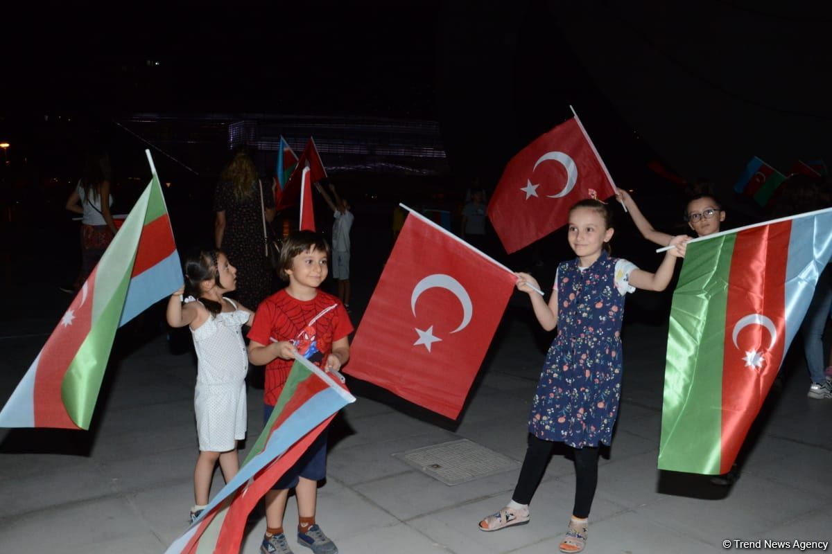 Здание Центра Гейдара Алиева освещено цветами флага Турции (ФОТО) (Версия 2)