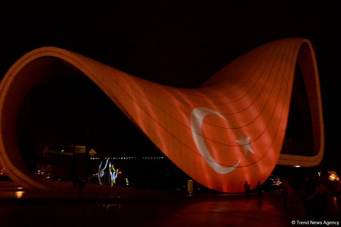 Здание Центра Гейдара Алиева освещено цветами флага Турции (ФОТО)