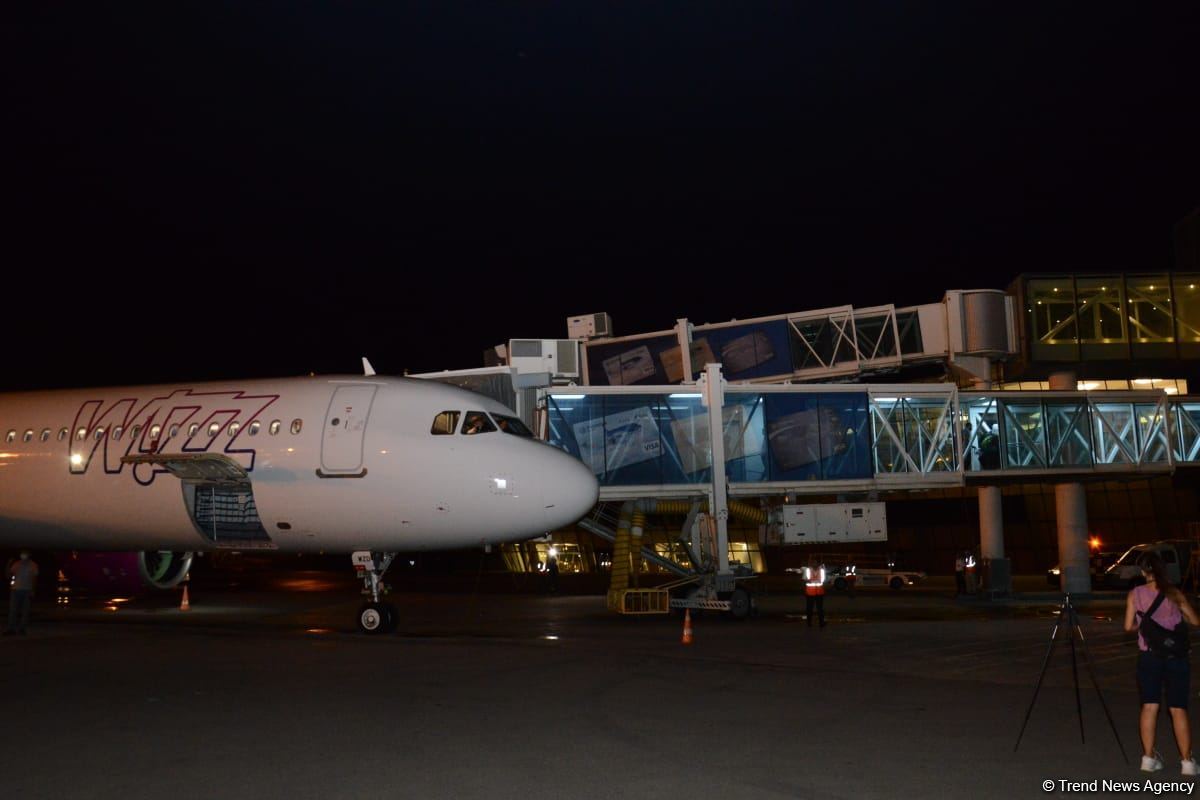 Авиакомпания Wizz Air Abu Dabi совершила первый рейс в Баку (ФОТО)