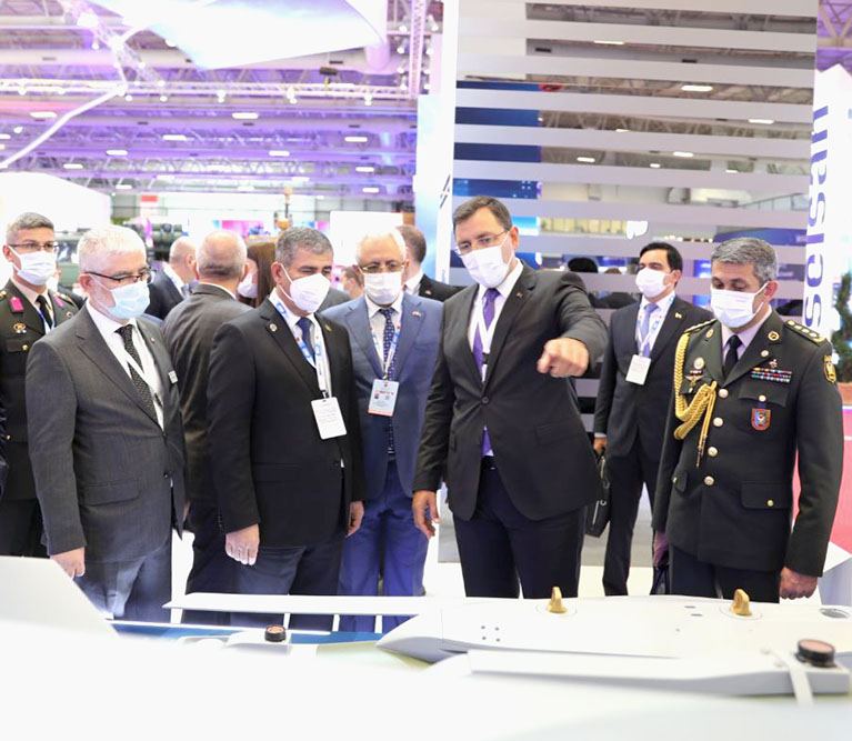 Azerbaijani, Turkish defense ministers discuss military-technical co-op at IDEF-2021 fair (PHOTO)