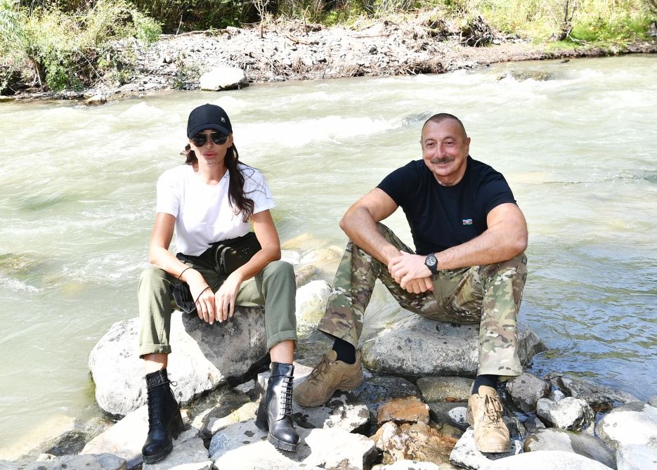 Prezident İlham Əliyev və birinci xanım Mehriban Əliyeva Kəlbəcərdə çay süfrəsi arxasında (FOTO/VİDEO) - Gallery Image