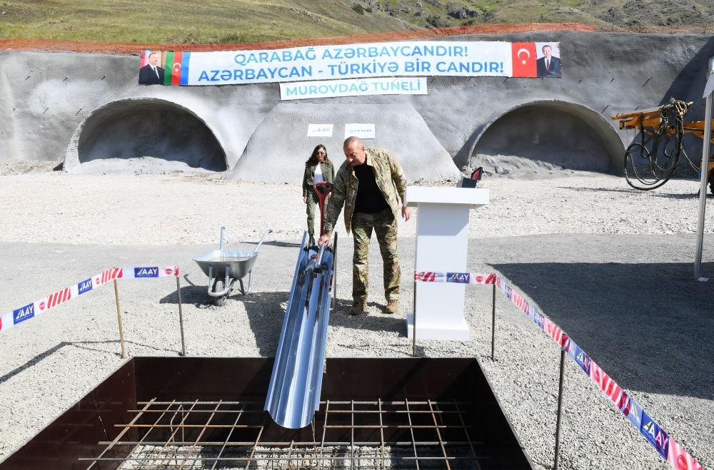 Президент Ильхам Алиев и Первая леди Мехрибан Алиева приняли участие в закладке фундамента тоннеля, который будет построен на Муровдаге (ФОТО)
