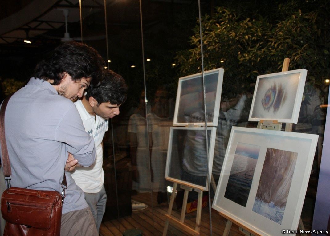 В Баку прошел аукцион: как азербайджанские фотографы помогают утилизировать старые батарейки (ФОТО)