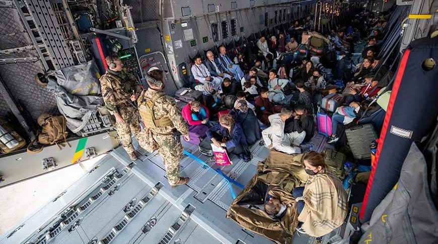 США в воскресенье эвакуировали из Афганистана более 10 тыс. человек