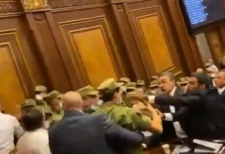 Ermənistan parlamentində dava düşüb (VİDEO)