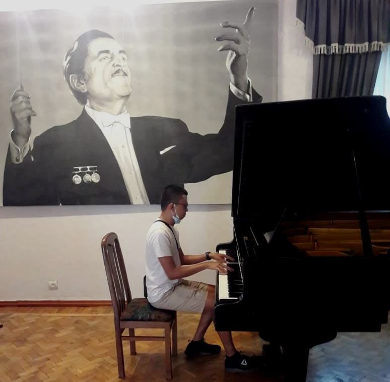 Пианист с Филиппин посетил Квартиру-музей Ниязи в Баку (ФОТО)