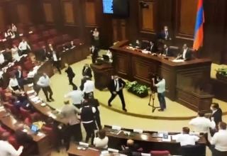 Ermənistan parlamentində növbəti dava - Gün ərzində ikinci dəfə fasilə elan edildi (VİDEO)