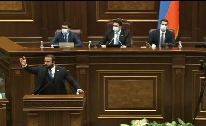 Ermənistan parlamentində dava: Ohanyan deputata butulka atdı, iclas yarımçıq dayandırıldı (VİDEO) (ƏLAVƏ OLUNUB)