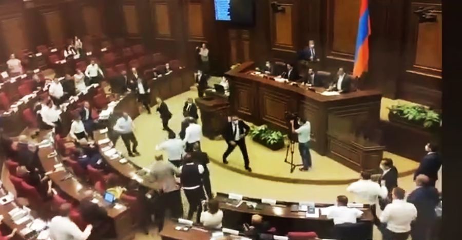 Ermənistan parlamentində növbəti dava - Gün ərzində ikinci dəfə fasilə elan edildi (VİDEO)