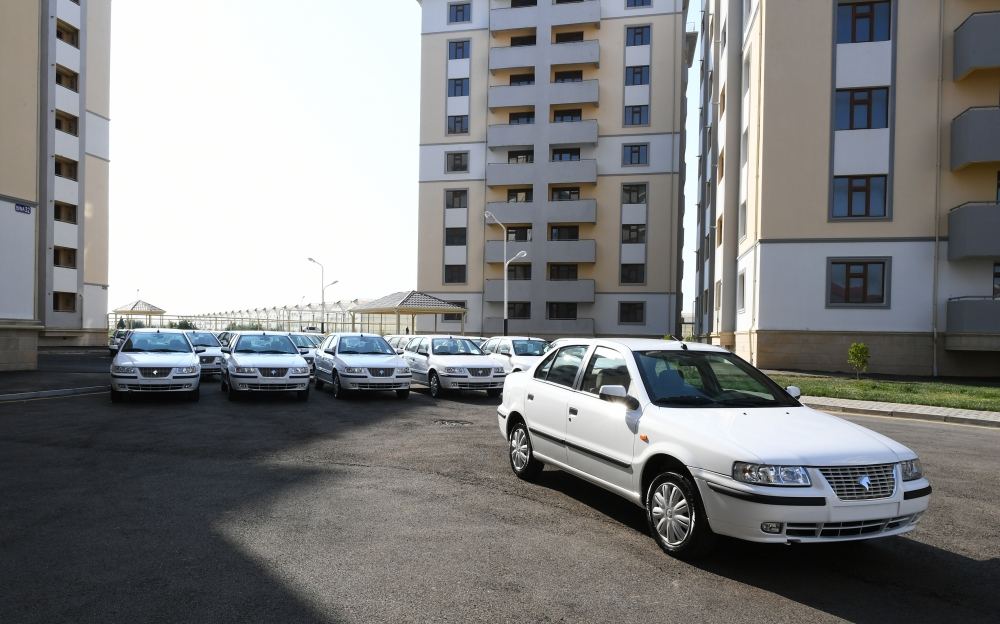 Azerbaijani president, first lady attend ceremony of presenting apartments, cars to families of martyrs (PHOTO/VIDEO)