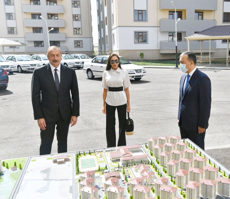 Azerbaijani president, first lady attend ceremony of presenting apartments, cars to families of martyrs (PHOTO/VIDEO)