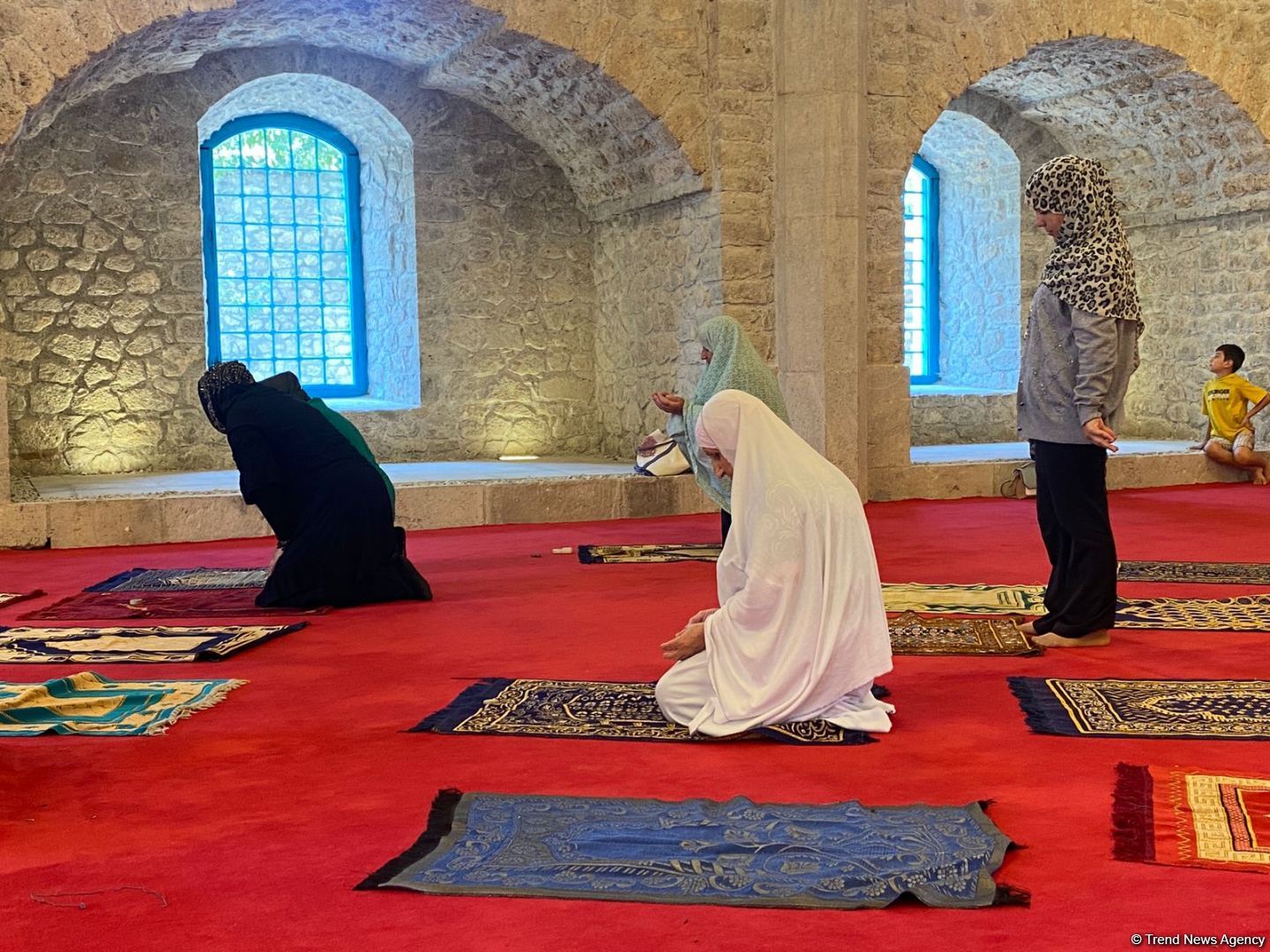 Шушинцы совершили намаз в мечети Говхар ага (ФОТО) - Gallery Image