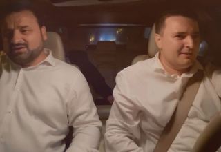 Самир Джафаров и Рамиль Гасымов исполнили Sevgili canan  за рулем автомобиля (ВИДЕО)