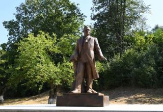 Армяне разрушили в Карабахе три памятника, автором которых я являюсь - азербайджанский скульптор