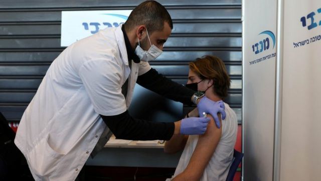 Более 4 млн израильтян получили третью дозу прививки от ковида