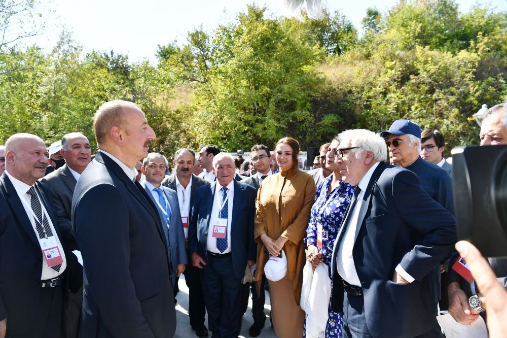 Президент Ильхам Алиев тепло побеседовал с участниками и шушинцами в рамках открытия Дней поэзии Вагифа в Шуше (ФОТО)