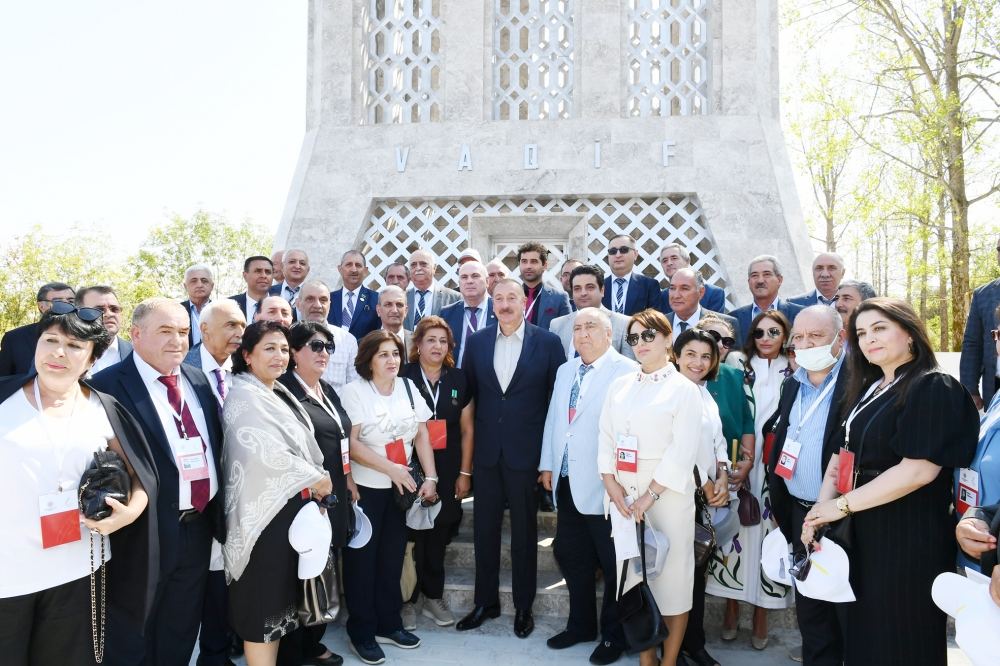 Президент Ильхам Алиев тепло побеседовал с участниками и шушинцами в рамках открытия Дней поэзии Вагифа в Шуше (ФОТО)