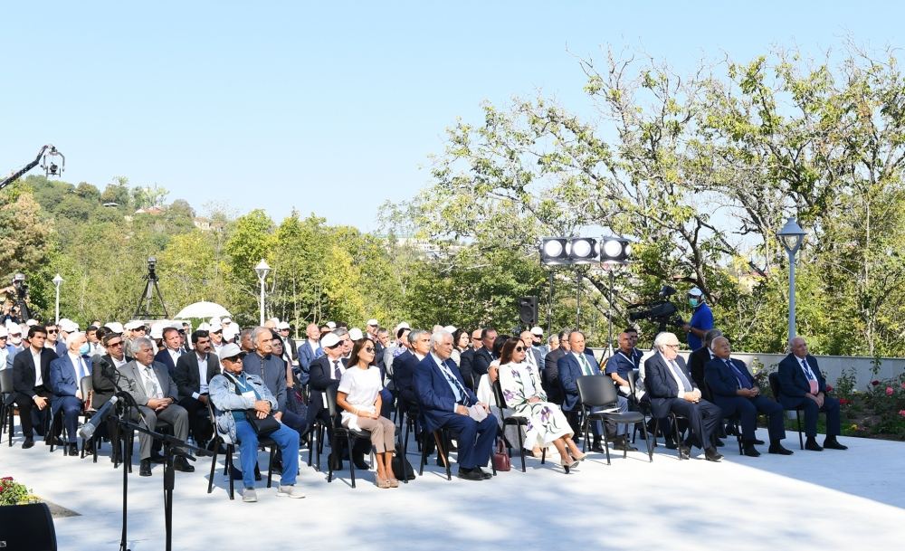 Президент Ильхам Алиев и Первая леди Мехрибан Алиева приняли участие в открытии Дней поэзии Вагифа в Шуше (ФОТО/ВИДЕО)