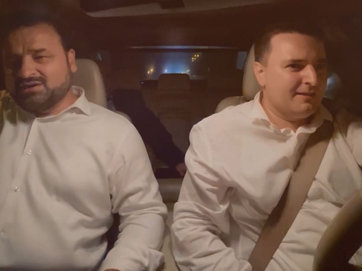 Самир Джафаров и Рамиль Гасымов исполнили Sevgili canan  за рулем автомобиля (ВИДЕО)