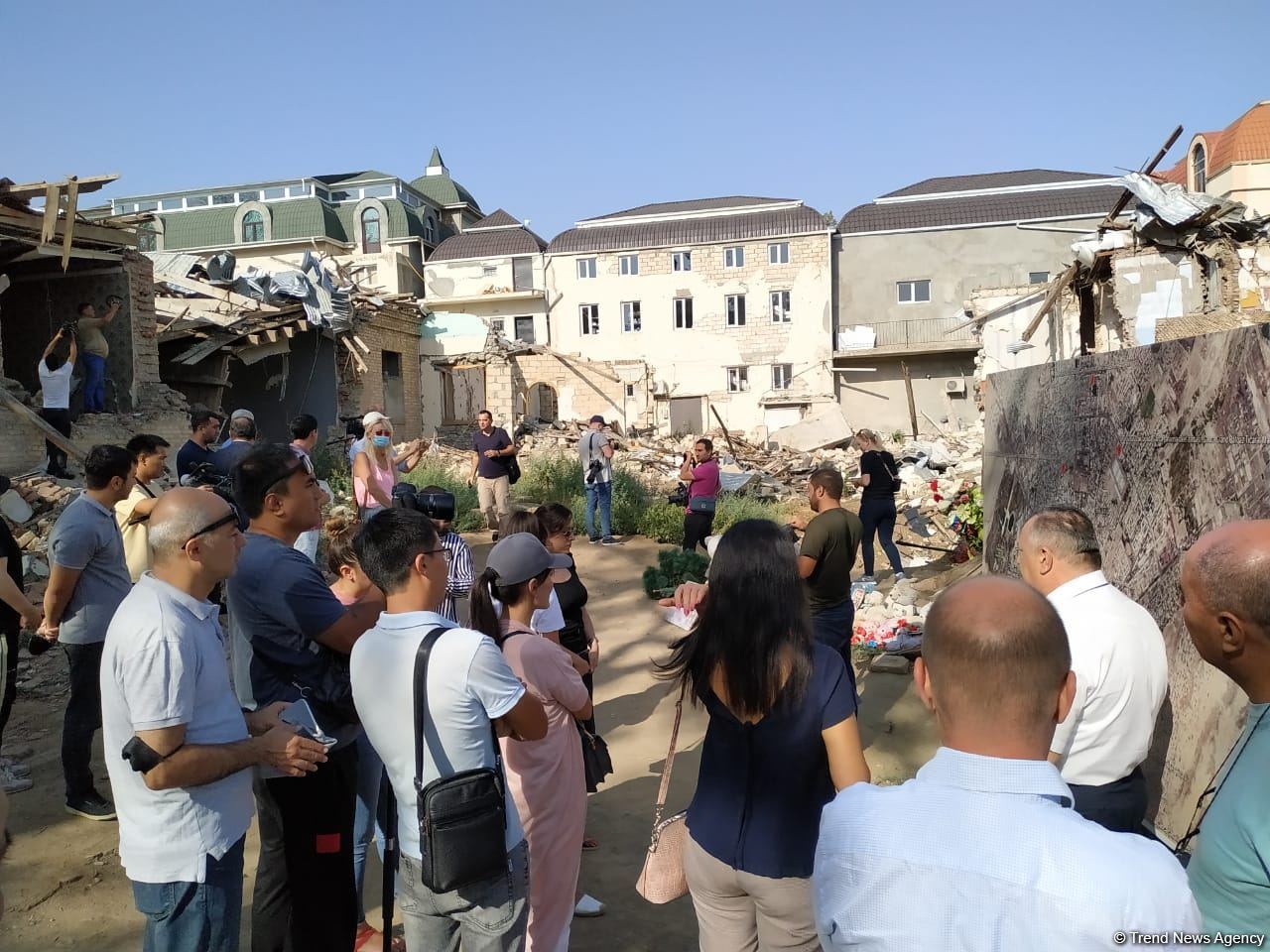 Türk Şurasına üzv və müşahidəçi dövlətlərin jurnalistləri Gəncədə Ermənistan tərəfindən dağıdılmış yerlərə baş çəkib (FOTO)