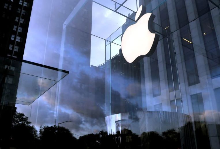 Apple работает над созданием своего первого ноутбука с сенсорным дисплеем