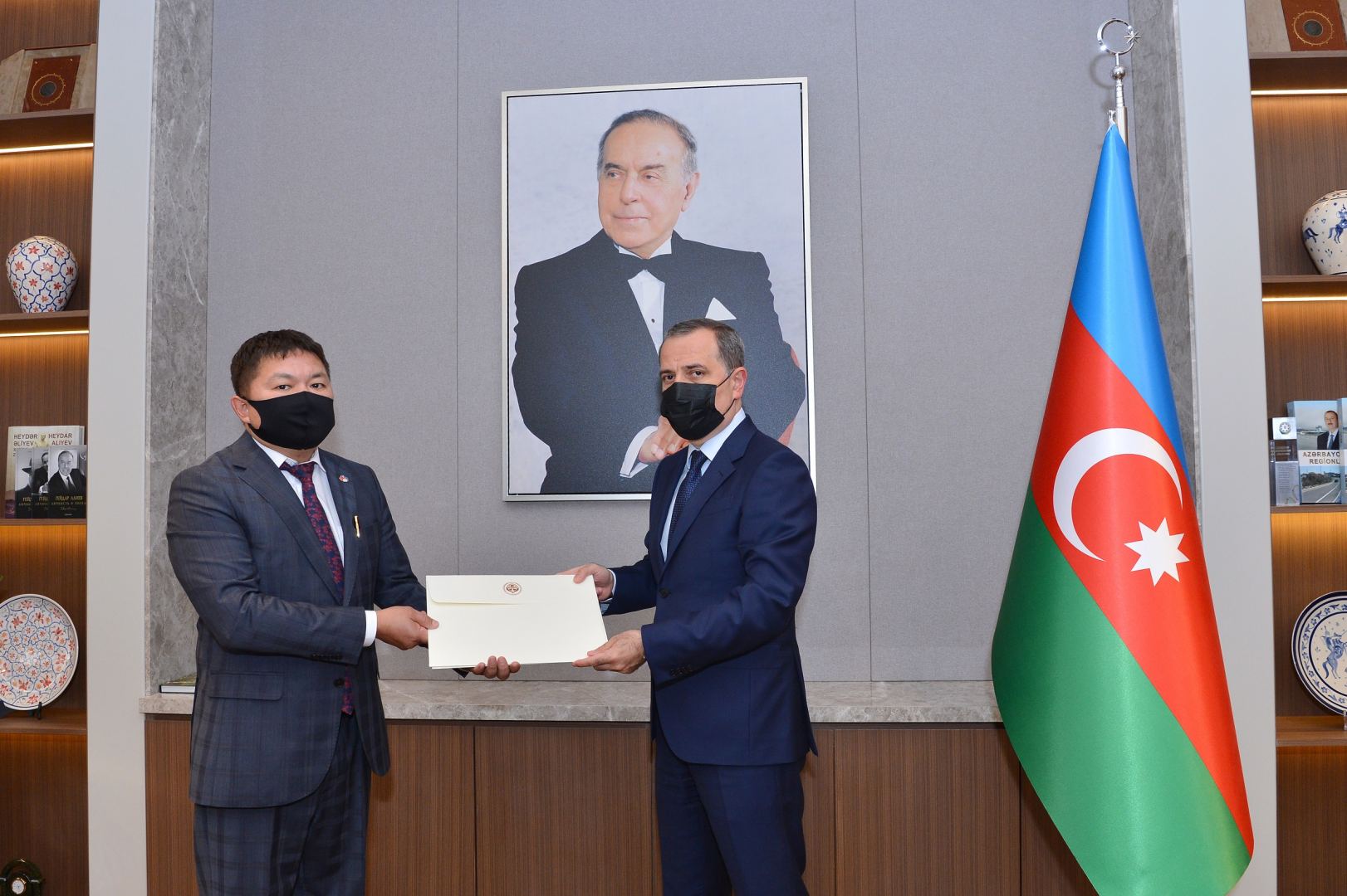 Azerbaijani FM receives credentials of new ambassador of Kyrgyzstan (PHOTO)