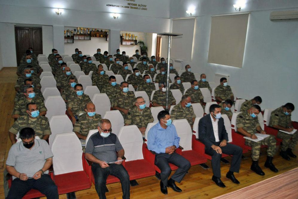 Azərbaycan Ordusunda hərbi qulluqçular üçün seminarlar keçirilir (FOTO)