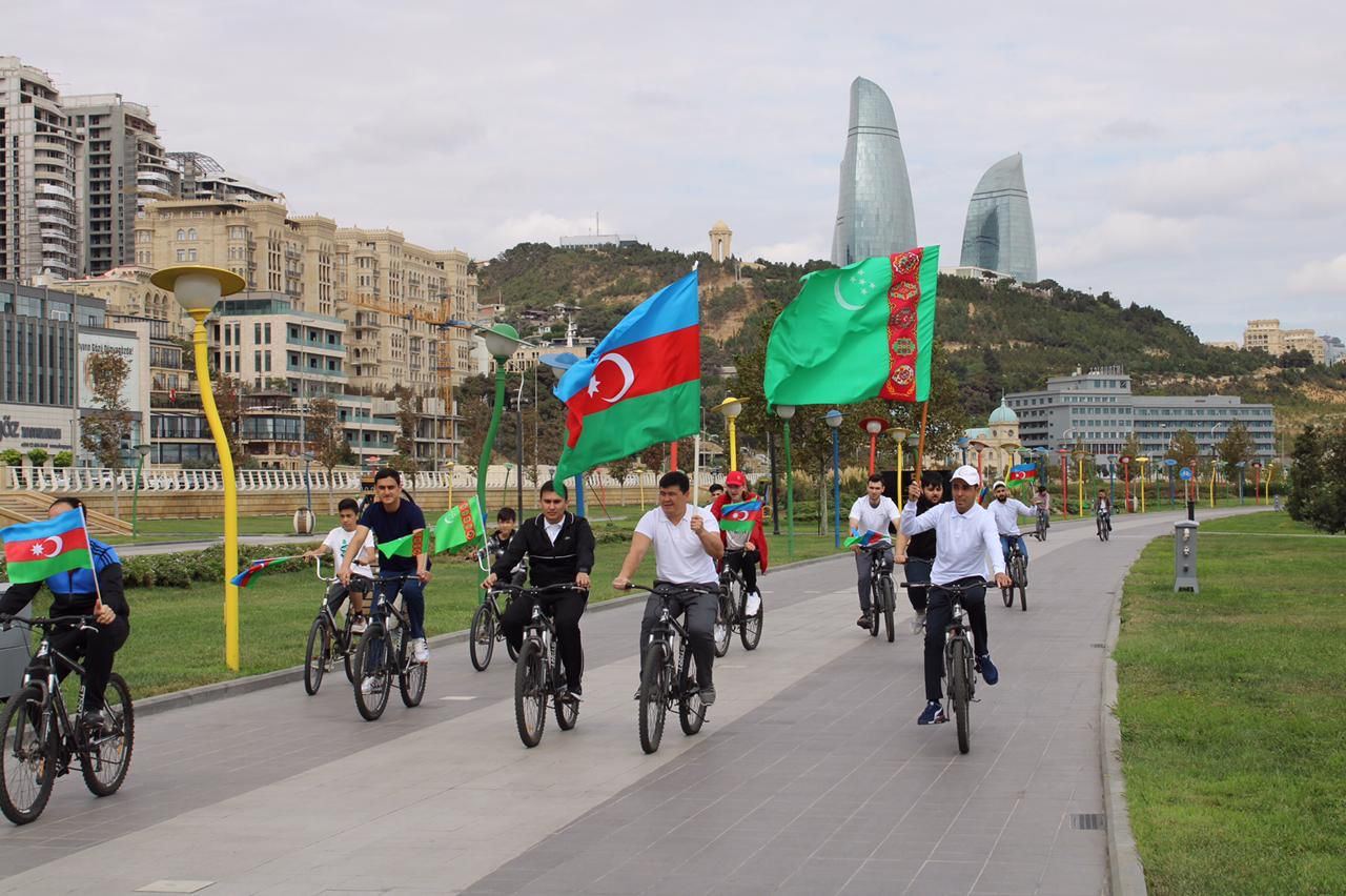 В Баку прошел велопробег в честь 30-летия независимости Туркменистана (ФОТО)