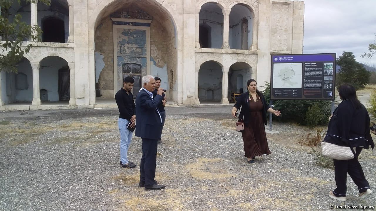 Жители Агдама посетили агдамскую Джума-мечеть (ФОТО)
