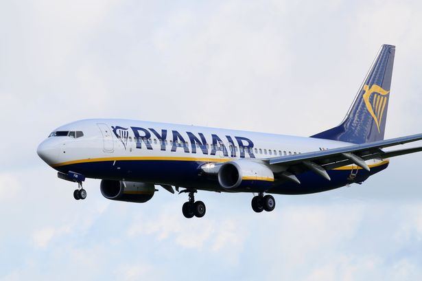 Самолет Ryanair из Польши приземлился в Афинах после предупреждения о бомбе