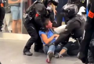 Fransa polisi metroya maskasız daxil olan qadını dəyənəklə döydü (VİDEO)