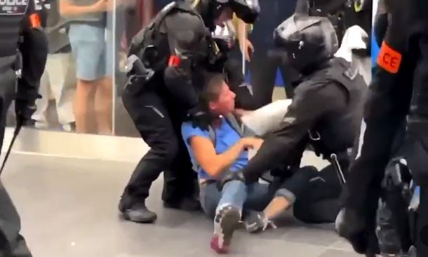 Fransa polisi metroya maskasız daxil olan qadını dəyənəklə döydü (VİDEO)