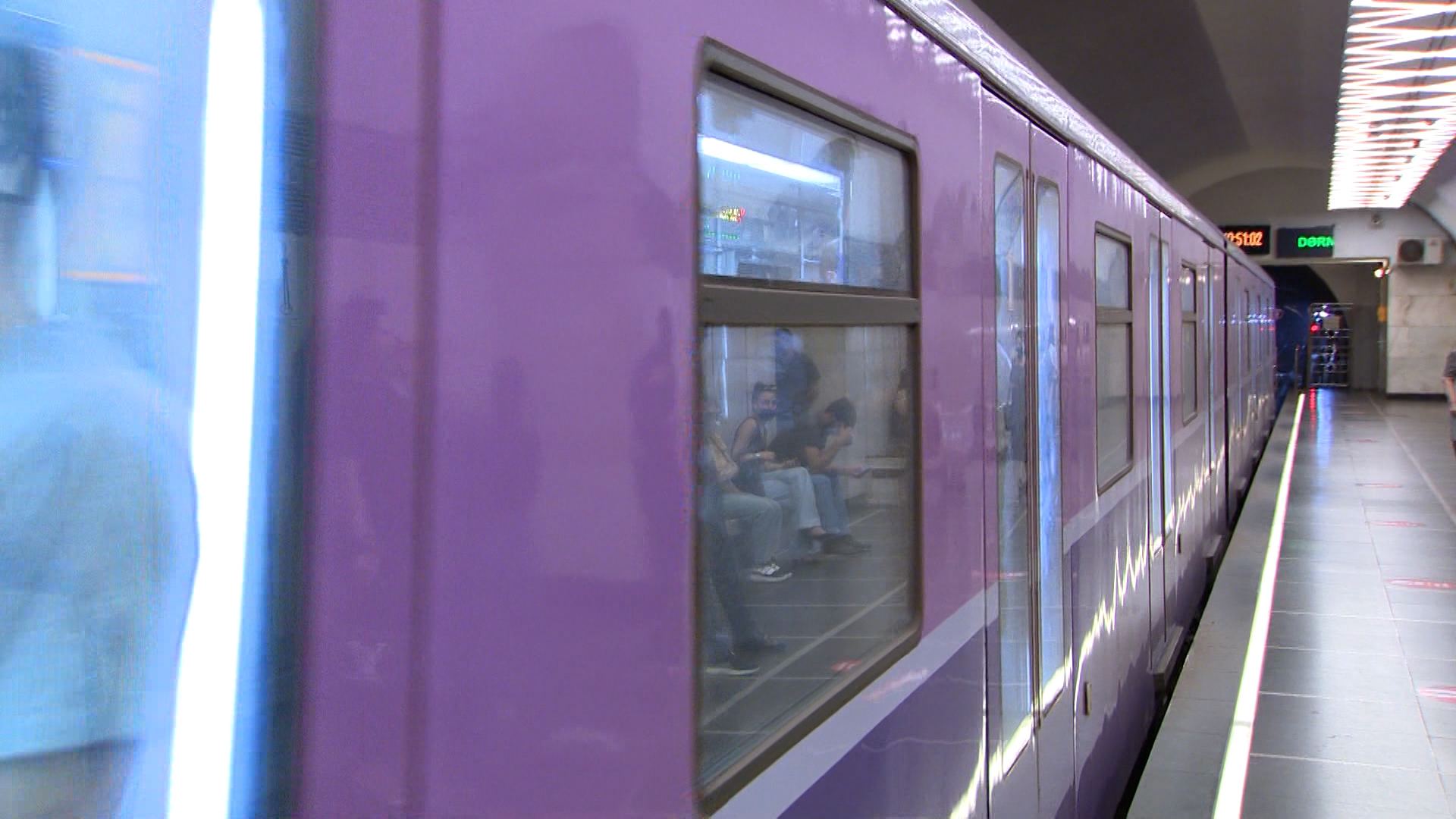 Metro qatarda problem yaranıb,  10 dəqiqədən çox yubanma olub