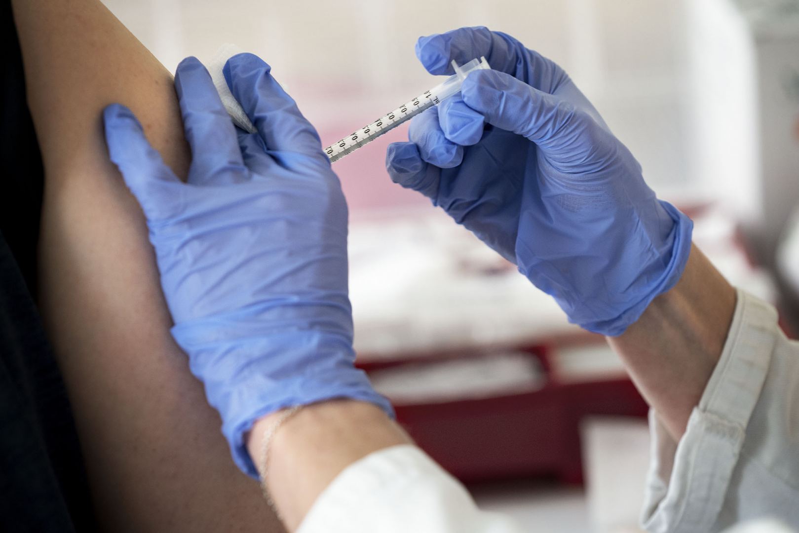 В Грузии около 35% взрослого населения полностью вакцинированы от коронавируса