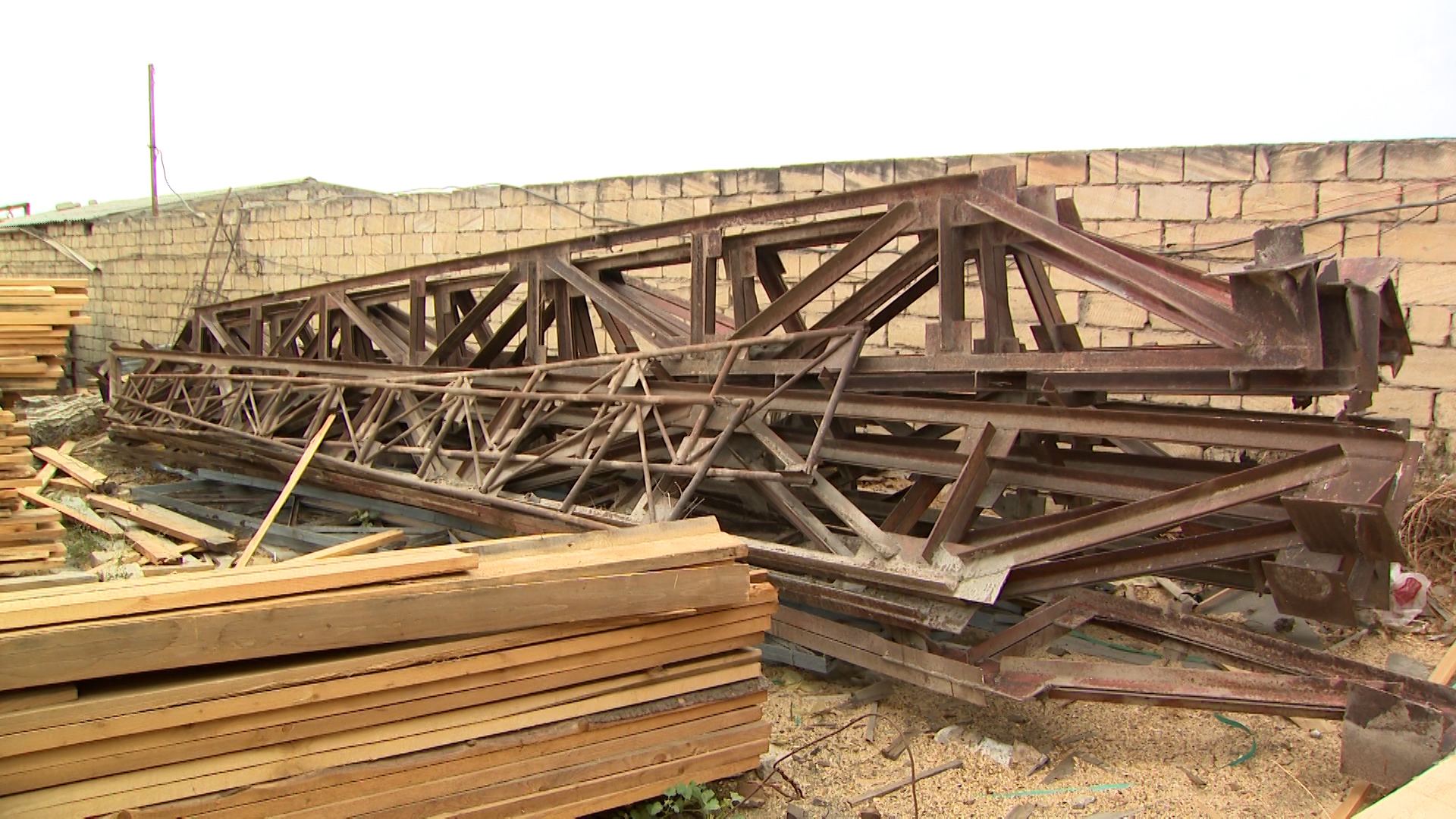 Torpaq sahəsindən 30 min manatlıq metal konstruksiyalar oğurlanıb (FOTO/VİDEO)