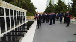 Министры экономики и торговли стран Тюркского совета посетили Аллею шехидов в Баку (ФОТО)