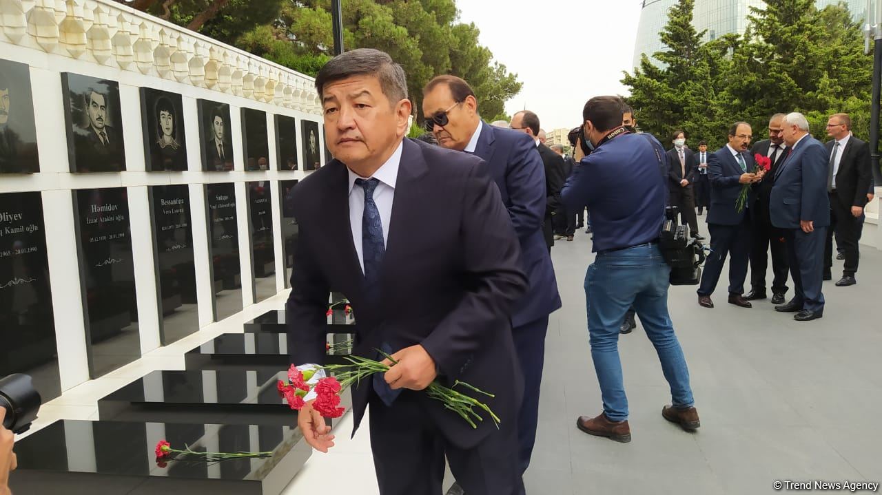 Economy, trade ministers from Turkic Council states visit Martyrs' Alley in Baku (PHOTO)