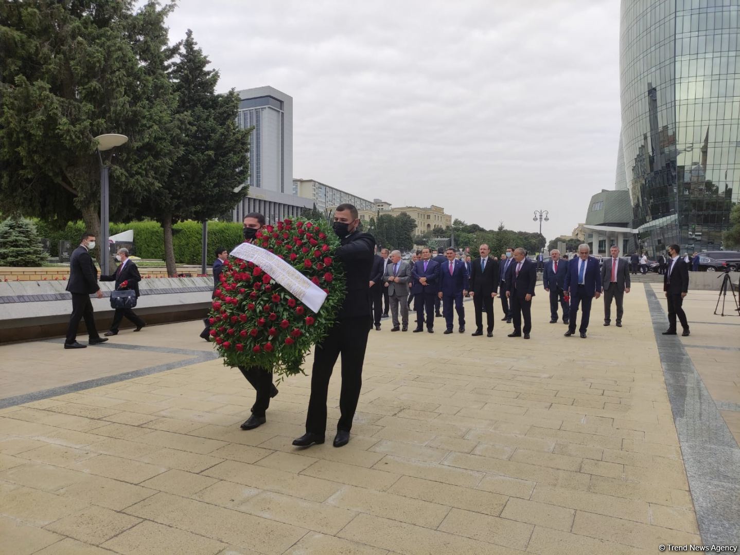 Türk Şurası ölkələrinin iqtisadiyyat nazirləri Şəhidlər xiyabanını ziyarət ediblər (FOTO)