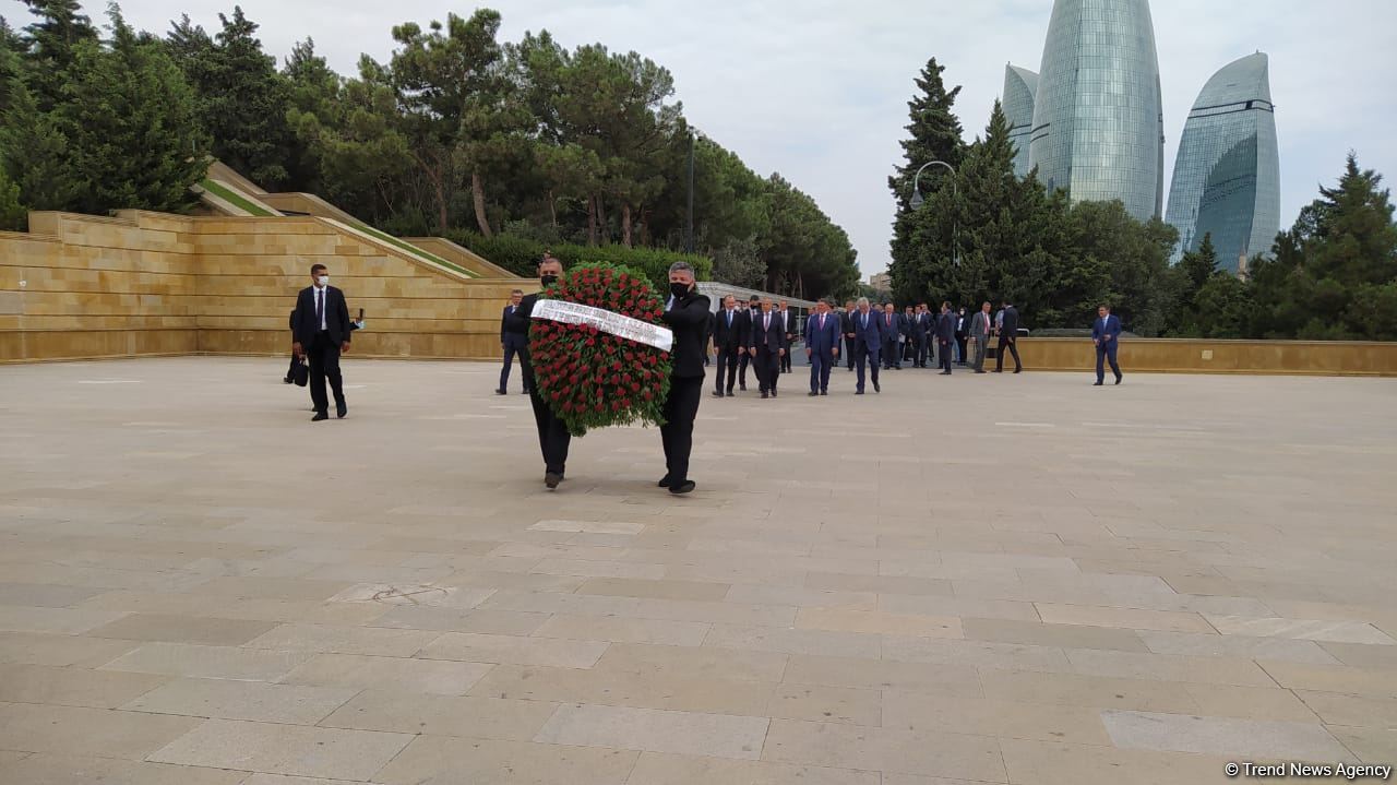 Türk Şurası ölkələrinin iqtisadiyyat nazirləri Şəhidlər xiyabanını ziyarət ediblər (FOTO)