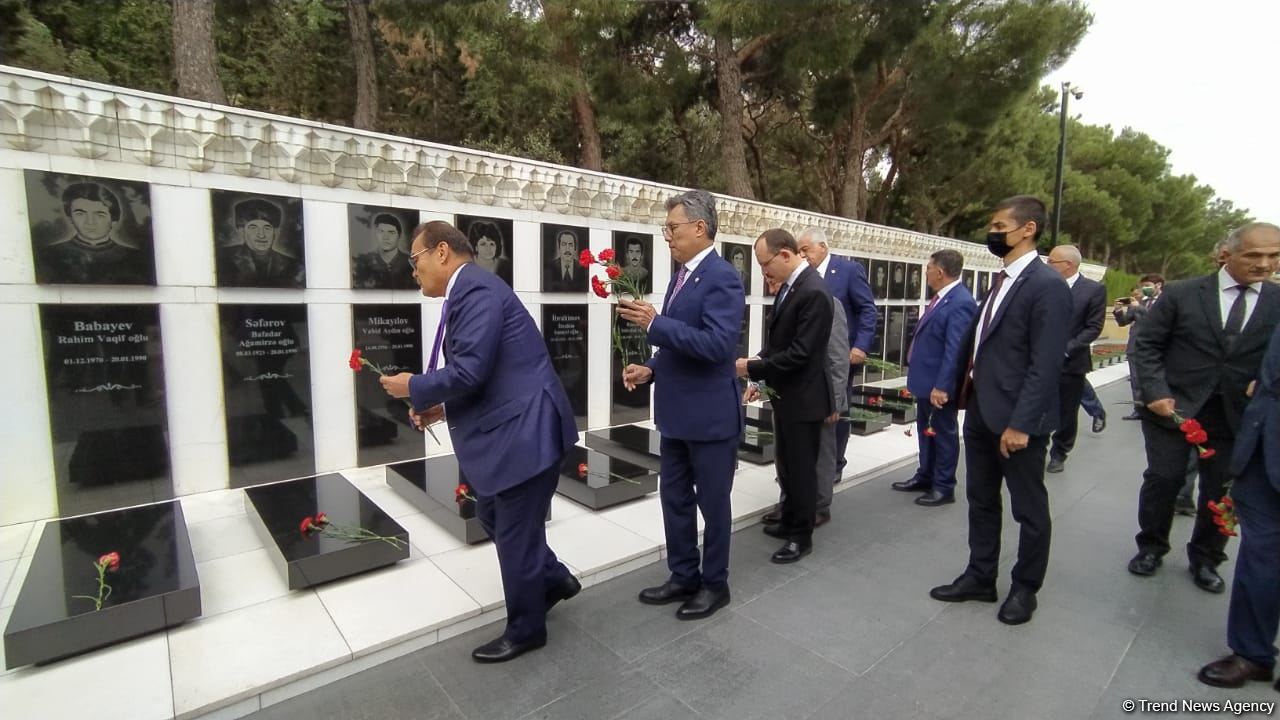 Министры экономики и торговли стран Тюркского совета посетили Аллею шехидов в Баку (ФОТО)