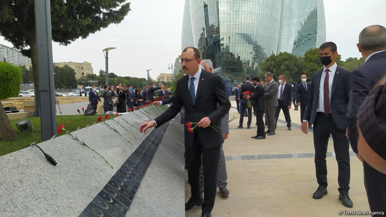 Türk Şurası ölkələrinin iqtisadiyyat nazirləri Şəhidlər xiyabanını ziyarət ediblər (FOTO)