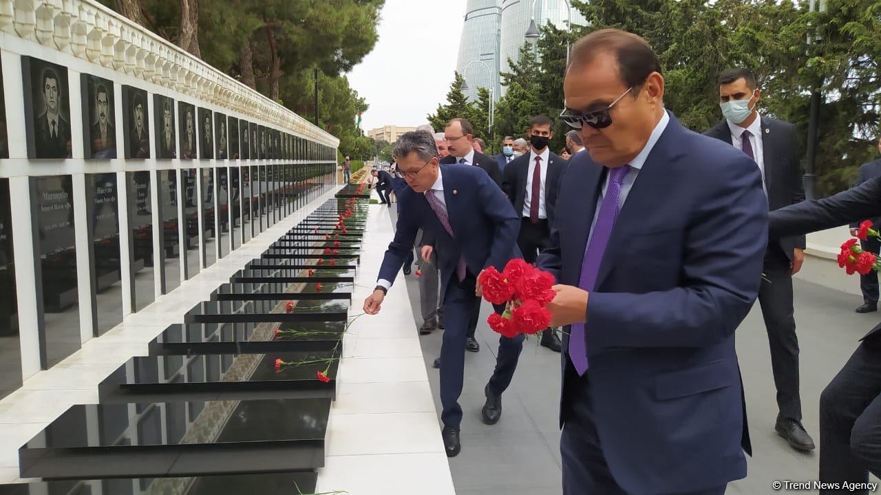 Türk Şurası ölkələrinin iqtisadiyyat nazirləri Şəhidlər xiyabanını ziyarət ediblər (FOTO)