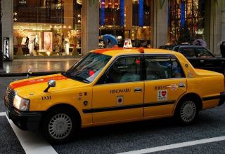 Такси наехало на пешеходов в центре Токио