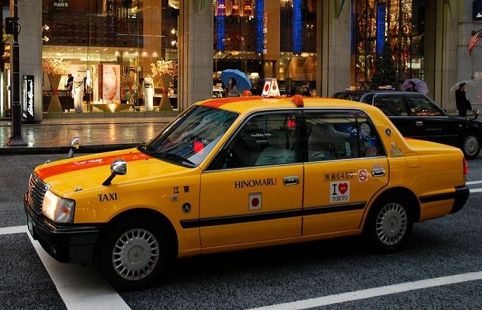 Такси наехало на пешеходов в центре Токио